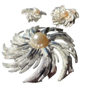 Vintage Sarah Coventry 1969 Sunburst brooch with faux pearl and clip on earrings